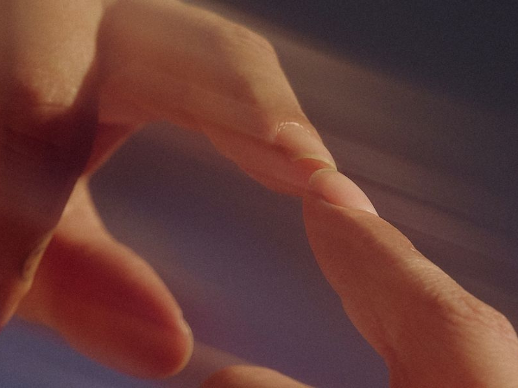 Finger pointing in the mirror connecting with itself
